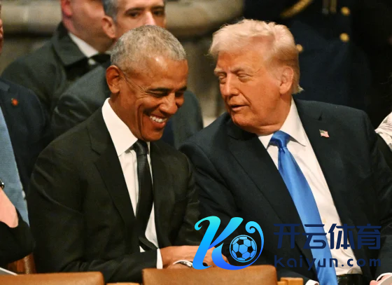 卡特葬礼前,特朗普与奥巴马并肩谈笑,与彭斯合手手